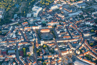 Kreisrunde Fläche des Exerzierplatz am Rathaus in Pirmasens im Bundesland Rheinland-Pfalz, Deutschland