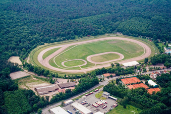 Rennstrecke der Rennbahn für Sandbahnrennen und Trabrennen in Herxheim bei Landau (Pfalz) im Bundesland Rheinland-Pfalz, Deutschland