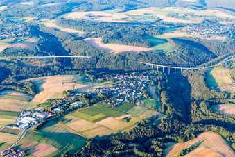 Luftbild von Dorfansicht von Norden vor den Talbrücken der A8 im Ortsteil Hengsberg in Pirmasens im Bundesland Rheinland-Pfalz, Deutschland