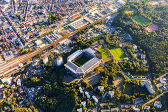 Schrägluftbild von Fritz-Walter Stadion des FCK auf dem Betzenberg in Kaiserslautern im Bundesland Rheinland-Pfalz, Deutschland