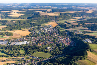 Ortsansicht der Straßen und Häuser der Wohngebiete in der von Hügeln umgebenen Tallandschaft der Glan in Meisenheim im Bundesland Rheinland-Pfalz, Deutschland