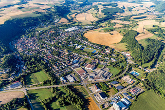 Luftbild von Ortsansicht der Straßen und Häuser der Wohngebiete in der von Hügeln umgebenen Tallandschaft der Glan in Meisenheim im Bundesland Rheinland-Pfalz, Deutschland