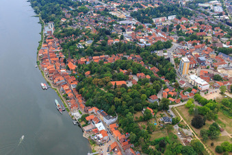 Stadtansicht am Elbufer mit Fürstengarten in Lauenburg im Bundesland Schleswig-Holstein, Deutschland