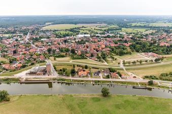 Anlegestellen und Elbhotel Bleckede am Hafenbecken des Binnenhafen von Bleckede in Bleckede im Bundesland Niedersachsen, Deutschland