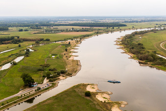 Fahrt eines Fähr- Schiffes über die Elbe in Bleckede im Bundesland Niedersachsen, Deutschland