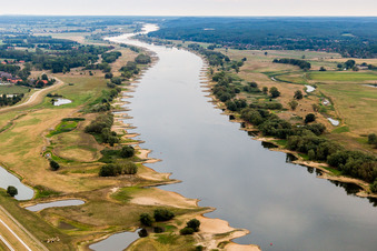 Uferbereiche mit durch Niedrig- Wasser- Pegel freigelegten Flußbett der Elbe in Neu Darchau im Bundesland Niedersachsen, Deutschland