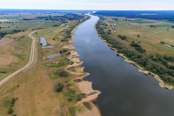Schrägluftbild von Verlauf der Elbe aus Osten mit vielen Buhnen im Ortsteil Konau in Amt Neuhaus im Bundesland Niedersachsen, Deutschland