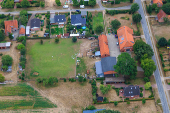 Gänsewiese an der Dorfstraße und MOLDA Evolution GmbH im Ortsteil Radenbeck in Thomasburg im Bundesland Niedersachsen, Deutschland