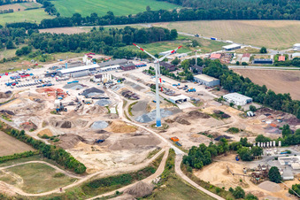 Windrad im Gewerbegebiet mit Arkema GmbH in Barendorf im Bundesland Niedersachsen, Deutschland