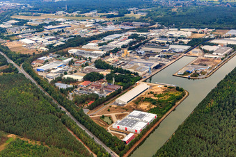 Industriegebiet am Hafen des Elb-Seitenkanal mit  VR PLUS Agrar Lüneburg im Ortsteil Hagen im Bundesland Niedersachsen, Deutschland