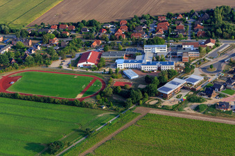 Luftbild von Sportplatz, Sporthalle der IGS Embsen im Bundesland Niedersachsen, Deutschland
