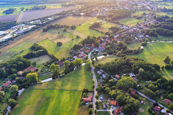 Dorfansicht am Verlauf der Ilmenau aus Südwesten im Ortsteil Wichmannsburg in Bienenbüttel im Bundesland Niedersachsen, Deutschland