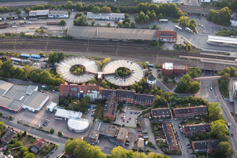 Rundes, doppeltes Parkdeck auf dem Gebäude des Parkhauses Parkhaus am Bahnhof in Lüneburg im Bundesland Niedersachsen, Deutschland