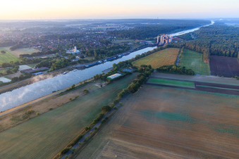 Schiffshebewerk und Schleusenanlagen am Ufer der Wasserstraße des Elbeseitenkanals in Scharnebeck im Bundesland Niedersachsen, Deutschland