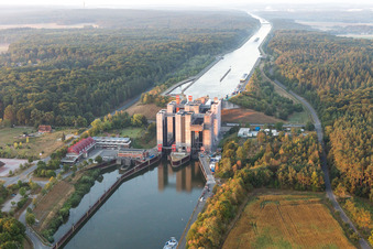Schiffshebewerk und Schleusenanlagen am Ufer der Wasserstraße des Elbeseitenkanals in Scharnebeck im Bundesland Niedersachsen, Deutschland aus der Luft