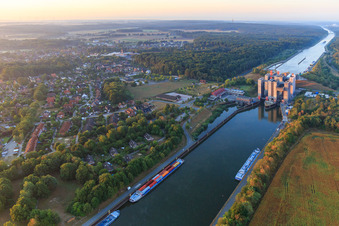 Schiffshebewerk und Schleusenanlagen am Ufer der Wasserstraße des Elbeseitenkanals in Scharnebeck im Bundesland Niedersachsen, Deutschland von oben gesehen