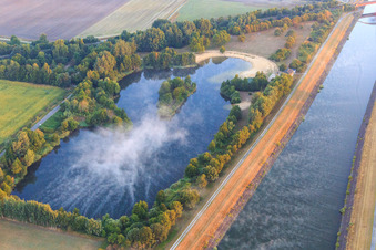 Inselsee im Morgendunst am Elbe-Seitenkanal bei Scharnebeck im Bundesland Niedersachsen, Deutschland