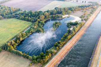 Luftbild von Inselsee im Morgendunst am Elbe-Seitenkanal bei Scharnebeck im Bundesland Niedersachsen, Deutschland