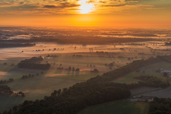Sonnenaufgang über der Lüneburger Heide in Scharnebeck im Bundesland Niedersachsen, Deutschland