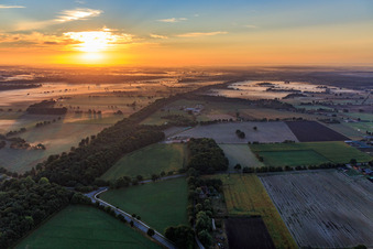 Luftbild von Felder und Wälder der Lüneburger Heide in Scharnebeck im Bundesland Niedersachsen, Deutschland
