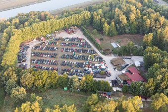 Schrottplatz zur Verwertung von PKW Automobilen und Gebrauchtfahrzeugen mit Zerlegung und Ersatzteilhandel Autoverwertung Artlenburg Mark Sydow in Artlenburg im Bundesland Niedersachsen, Deutschland