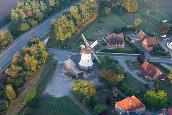 Historische Windmühle am Gehöft eines Bauernhofes am Rand von bestellten Feldern in Artlenburg im Bundesland Niedersachsen, Deutschland