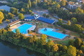 Luftbild von Freizeitbad Geesthacht an der Elbe im Bundesland Schleswig-Holstein, Deutschland