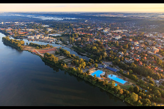 Luftaufnahme von Freizeitbad Geesthacht an der Elbe im Bundesland Schleswig-Holstein, Deutschland