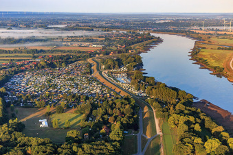 Campingplatz Stover Strand beidseits des Elbdamms in Drage im Bundesland Niedersachsen, Deutschland