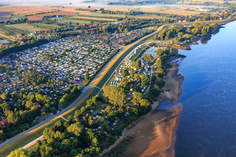Hafen und Campingplatz Stover Strand beidseits des Elbdamms in Drage im Bundesland Niedersachsen, Deutschland