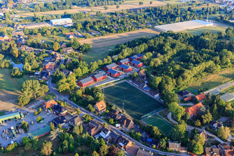 Rote Mehrfamilienhäuser Auf dem Sülzbrack und Sportplatz des SCVM im Ortsteil Kirchwerder in Hamburg, Deutschland