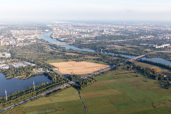 Luftaufnahme von Neuländer See an der A1 im Ortsteil Neuland in Hamburg, Deutschland
