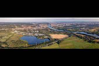 Panorama an den Fluss- Uferbereichen der Süderelbe im Ortsteil Neuland in Hamburg, Deutschland