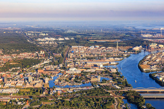 Seehäfen an der Süderelbe hinter der Brücke für die B75 im Ortsteil Harburg in Hamburg, Deutschland