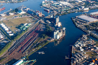Rangierbahnhof und Güterbahnhof Hafenbahnhof Hohe Schaar der Deutschen Bahn und Silos der Hanse-Malz GmbH am Schluisgrovenhafen im Ortsteil Wilhelmsburg in Hamburg, Deutschland
