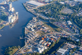 Hochtanklager der UNITAINER Trading GmbH am Schluisgrove-Hafen im Ortsteil Wilhelmsburg in Hamburg, Deutschland