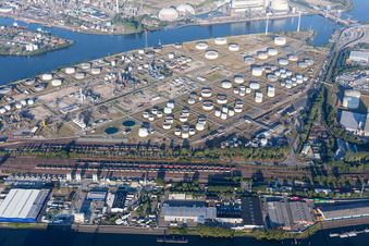 Mineralöl - Hochtanklager des Shell Technology Centre Hamburg an der Süderelbe hinter dem Logistikzentrum von DB Schenker im Ortsteil Wilhelmsburg, Deutschland