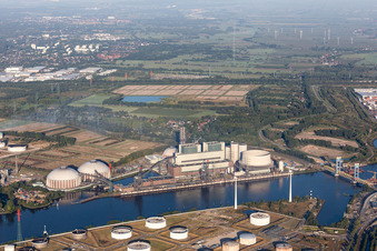 Luftbild von Tanks für Öl und Gas des Vattenfall Kraftwerk Moorburg an der alten Süderelbe in Hamburg, Deutschland