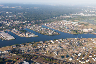 Kaianlagen und Schiffs- Anlegestellen an den Hafenbecken von Seehafen 2 bis 4 an der Süderelbe im Ortsteil Wilhelmsburg in Hamburg, Deutschland