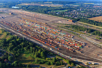 Schrägluftbild von Schienen- und Gleisstrecken auf den Abstellgleisen und Rangierstrecken des Rangierbahnhofes und Güterbahnhofes Maschen der Deutschen Bahn im Ortsteil Maschen in Seevetal im Bundesland Niedersachsen, Deutschland