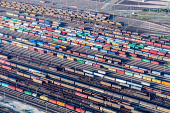 Schienen- und Gleisstrecken auf den Abstellgleisen und Rangierstrecken des Rangierbahnhofes und Güterbahnhofes Maschen der Deutschen Bahn im Ortsteil Maschen in Seevetal im Bundesland Niedersachsen, Deutschland aus der Luft