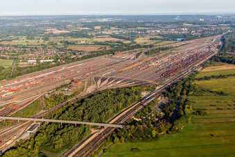 Drohnenbild von Schienen- und Gleisstrecken auf den Abstellgleisen und Rangierstrecken des Rangierbahnhofes und Güterbahnhofes Maschen der Deutschen Bahn im Ortsteil Maschen in Seevetal im Bundesland Niedersachsen, Deutschland