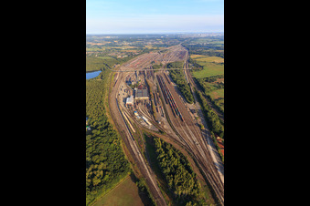 Schienen- und Gleisstrecken auf den Abstellgleisen und Rangierstrecken des Rangierbahnhofes und Güterbahnhofes Maschen der Deutschen Bahn im Ortsteil Maschen in Seevetal im Bundesland Niedersachsen, Deutschland von der Drohne aus gesehen