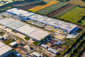 Luftbild von Gebäudekomplex und Gelände des Logistikzentrums Amazon Logistik Winsen GmbH - HAM2 in Winsen (Luhe) im Ortsteil Luhdorf im Bundesland Niedersachsen, Deutschland