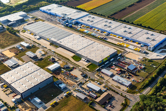 Luftaufnahme von Gebäudekomplex und Gelände des Logistikzentrums Amazon Logistik Winsen GmbH - HAM2 in Winsen (Luhe) im Ortsteil Luhdorf im Bundesland Niedersachsen, Deutschland