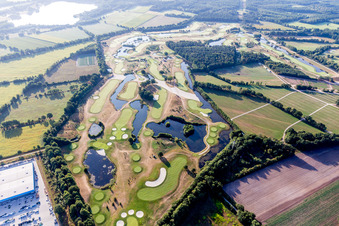Luftaufnahme von Gelände des Golfplatz Green Eagle Golf Courses in Winsen (Luhe) im Ortsteil Luhdorf im Bundesland Niedersachsen, Deutschland