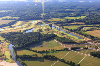 Schrägluftbild von Gelände des Golfplatz Green Eagle Golf Courses in Winsen (Luhe) im Ortsteil Luhdorf im Bundesland Niedersachsen, Deutschland