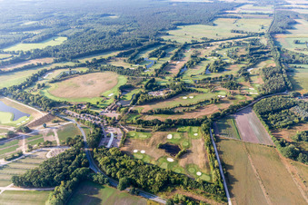 Gelände des Golfplatz Green Eagle Golf Courses in Winsen (Luhe) im Ortsteil Luhdorf im Bundesland Niedersachsen, Deutschland von oben