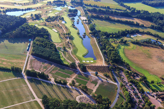 Gelände des Golfplatz Green Eagle Golf Courses in Winsen (Luhe) im Ortsteil Luhdorf im Bundesland Niedersachsen, Deutschland aus der Luft