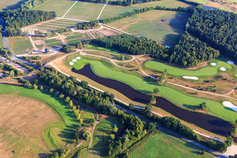 Luftaufnahme von Gelände des Golfplatz Green Eagle Golf Courses in Winsen (Luhe) im Ortsteil Luhdorf im Bundesland Niedersachsen, Deutschland